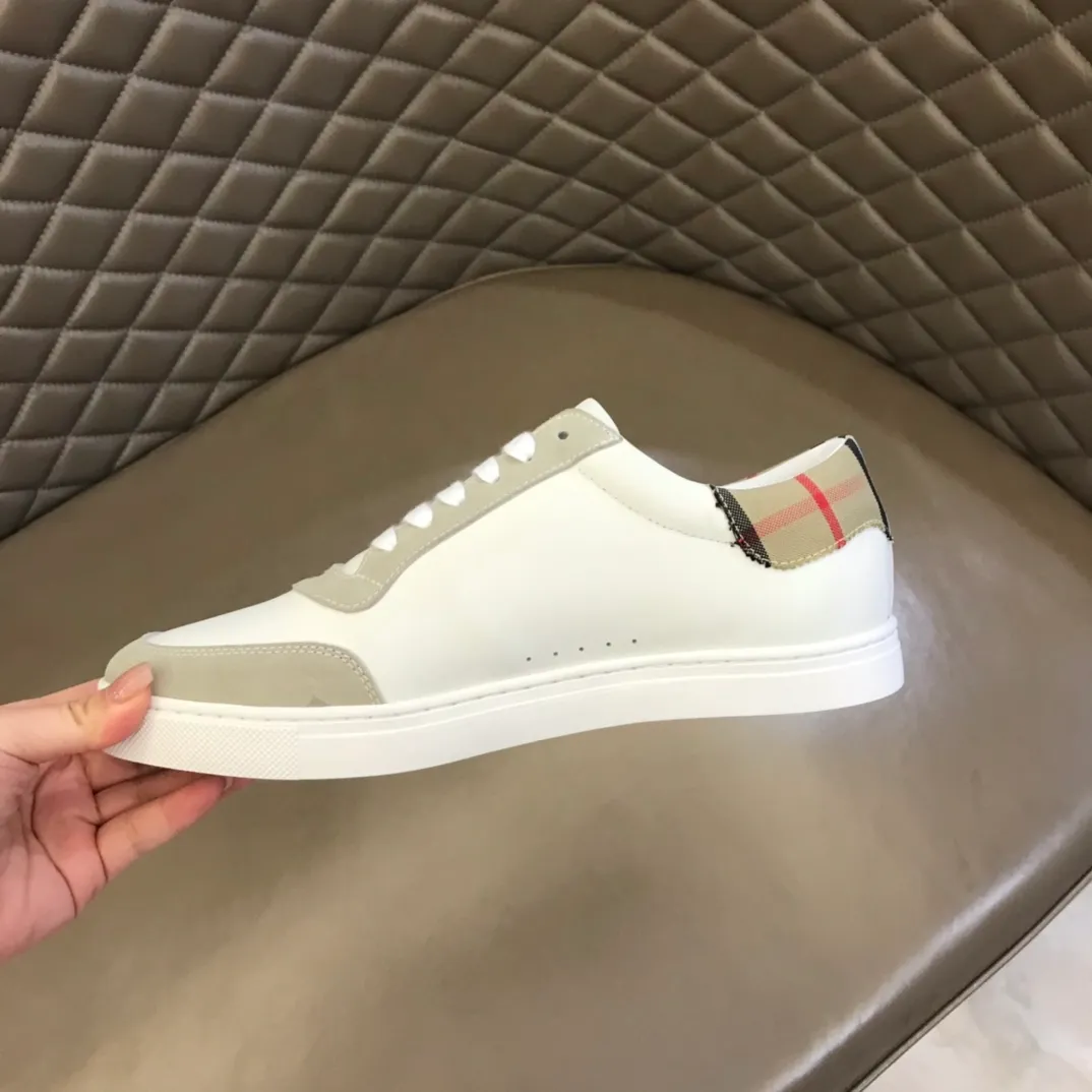 p400 "BURBERR*" men's classic low-top sneakers are reinterpreted in Vintage checkered cotton and cowhide materials, decorated with a new brand logo. First-layer sheepskin lining, embossed Burberry logo on the heel, and original TPU outsole! Size: 38-44 (45 customized) No. 068